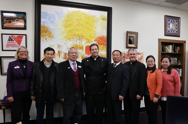 1512965240701042929.jpg 与NU校长合影_副本.jpg