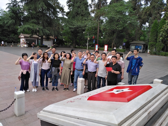 1525937568766059346.jpg 遵义红军烈士陵园重温入党誓词.jpg