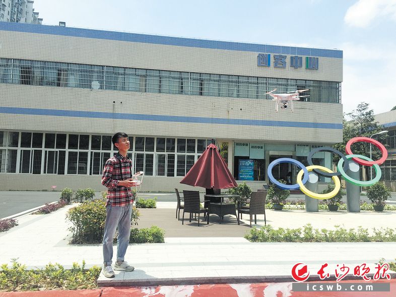 　　王祥就是操纵这架无人机航拍了心目中的10所大学。长沙晚报记者 朱炎皇 摄